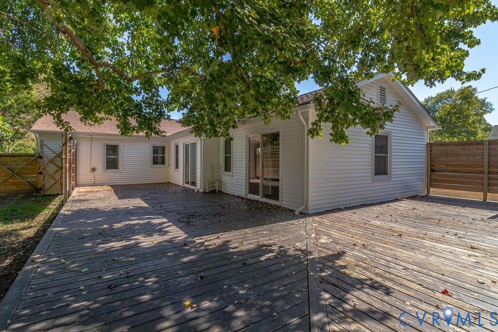 32 2nd Avenue, Kilmarnock, VA 22482