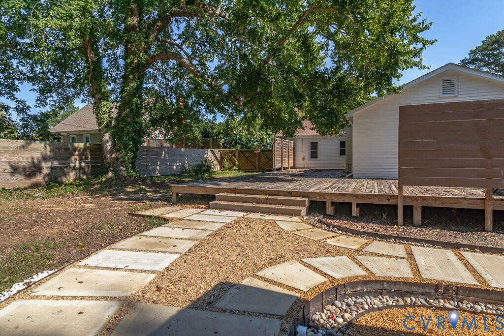 32 2nd Avenue, Kilmarnock, VA 22482