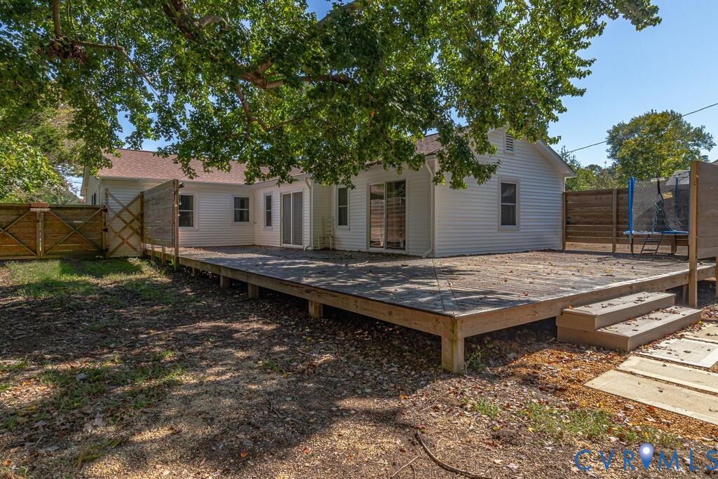 32 2nd Avenue, Kilmarnock, VA 22482