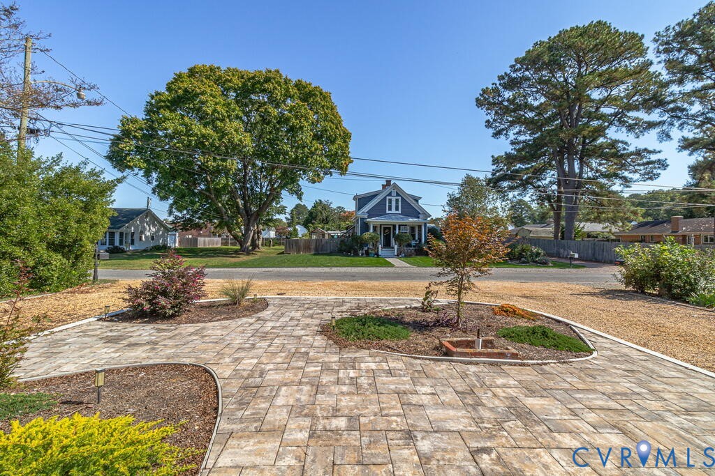 32 2nd Avenue, Kilmarnock, VA 22482