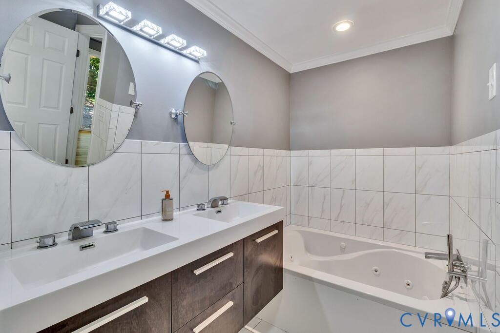 32 2nd Avenue, Kilmarnock, VA 22482