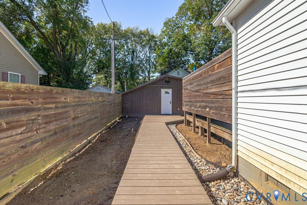 32 2nd Avenue, Kilmarnock, VA 22482