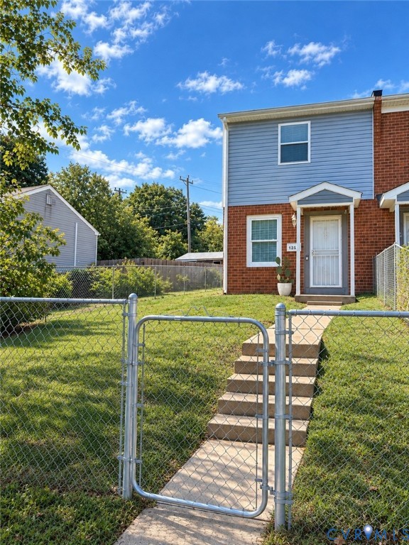 Welcome Home to your end-unit townhome convenient to everything in RVA! Welcome Home to your end-unit townhome convenient to everything in RVA!