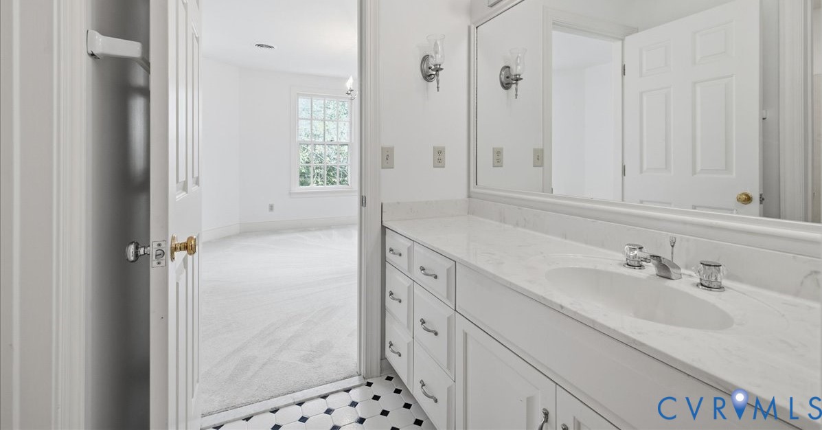 Jack and Jill Bathroom between the two upstairs bedrooms.