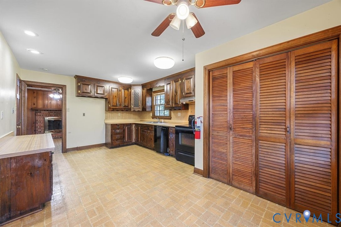 Large eat-in kitchen with built-in desk and laundry area Large eat-in kitchen with built-in desk and laundry area