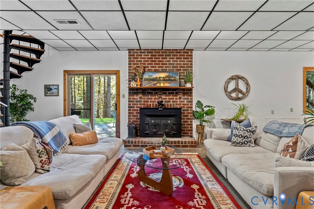 Huge lower-level bonus living suite!