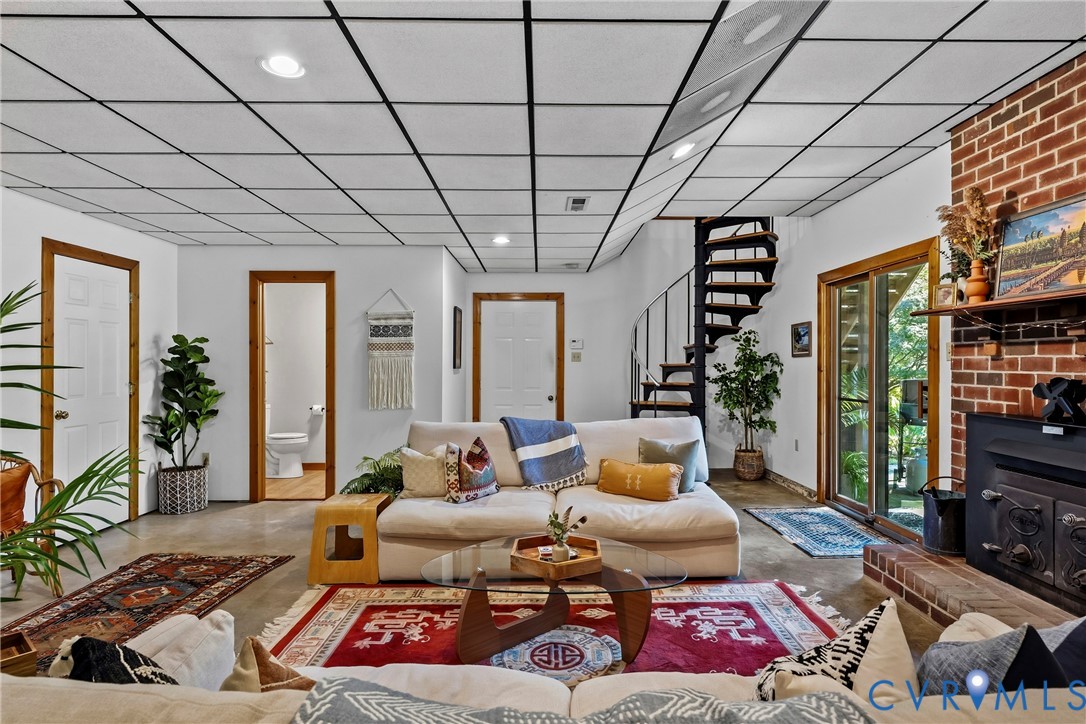 Huge lower-level bonus living suite!