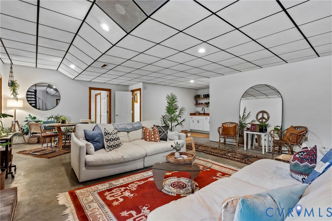 Huge lower-level bonus living suite!