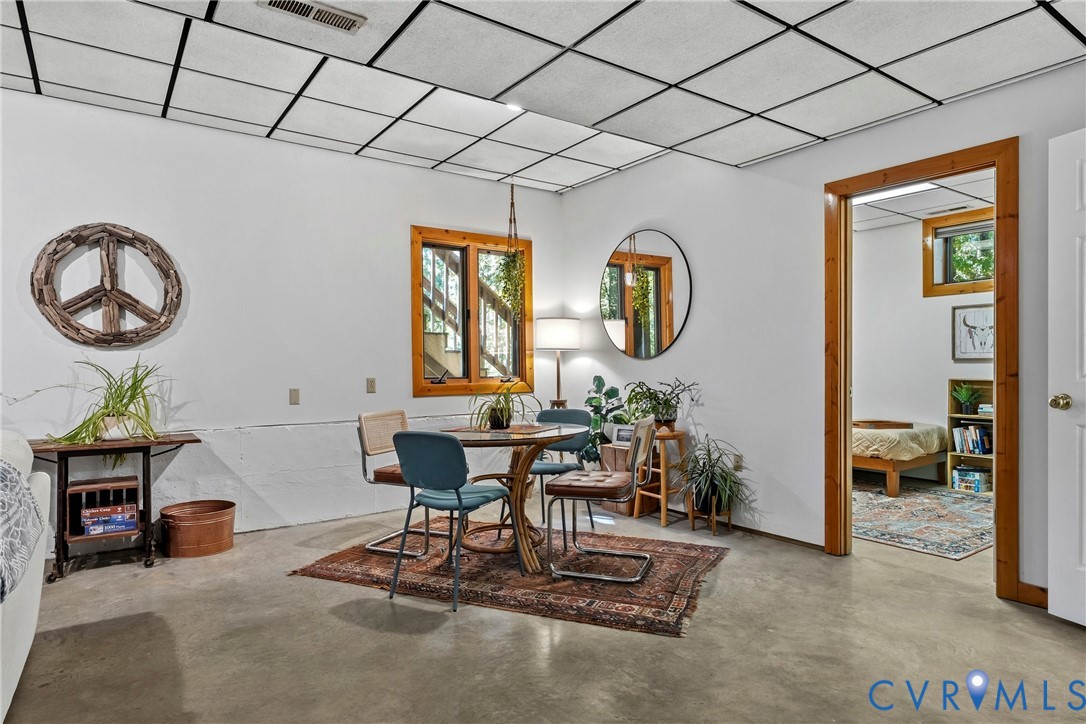 Huge lower-level bonus living suite!