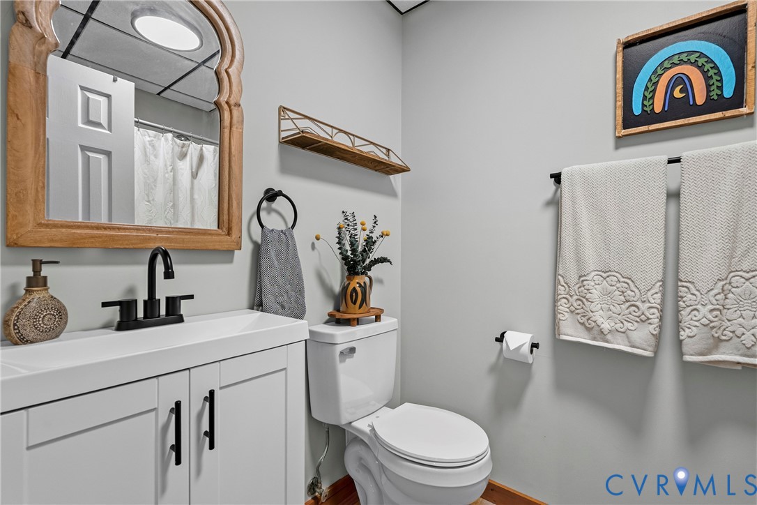 Full bathroom, tub/shower combo, lower-level