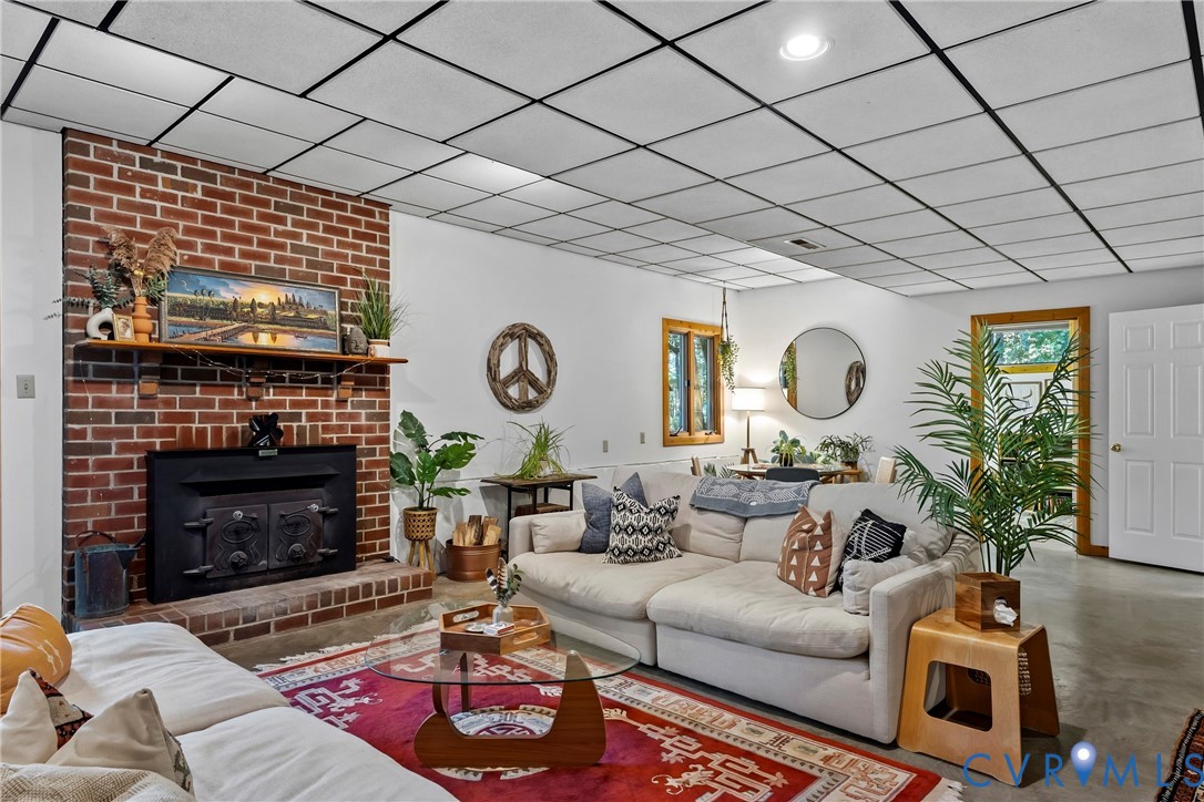 Huge lower-level bonus living suite!