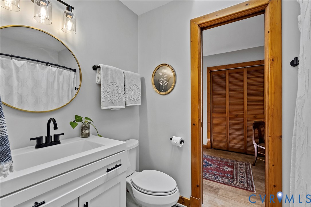 Jack-and-Jill Full Bath, Tub/Shower, Main level