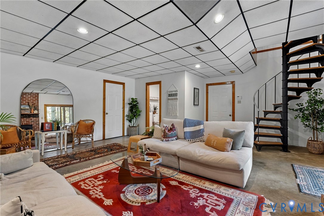 Huge lower-level bonus living suite!
