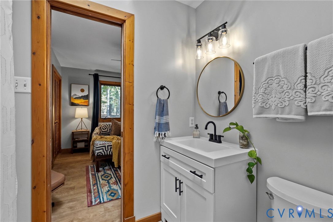 Jack-and-Jill Full Bath, Tub/Shower, Main level