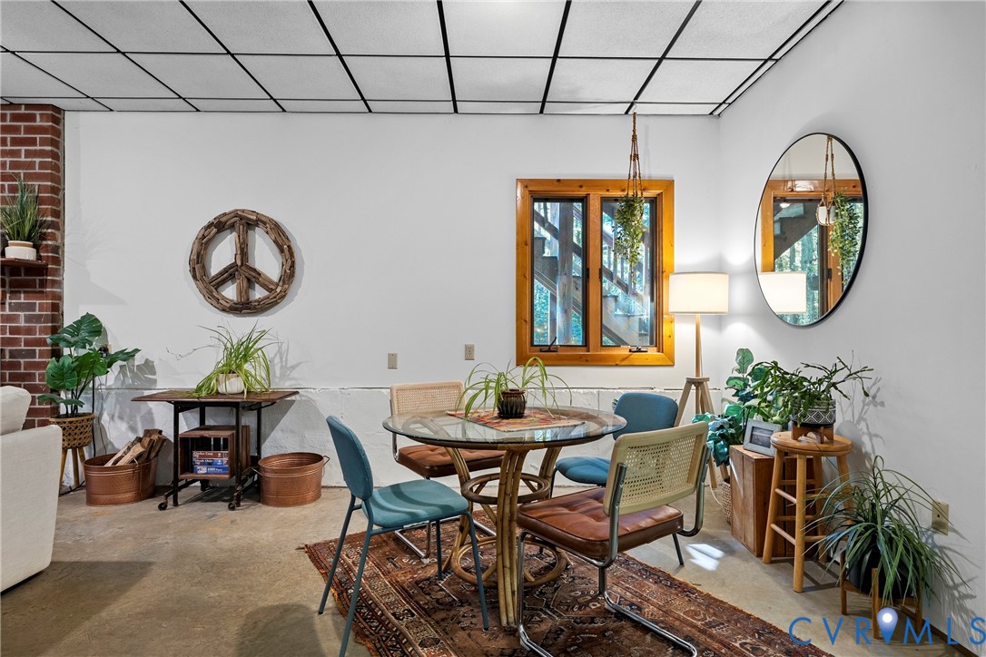 Huge lower-level bonus living suite!