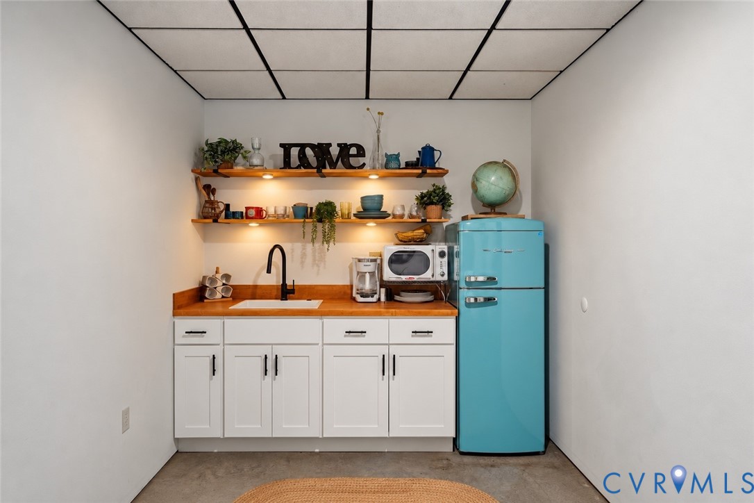 Kitchenette, Lower-level