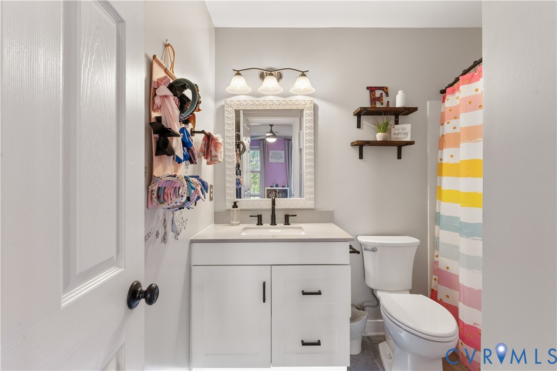 Bedroom en-suite bath.