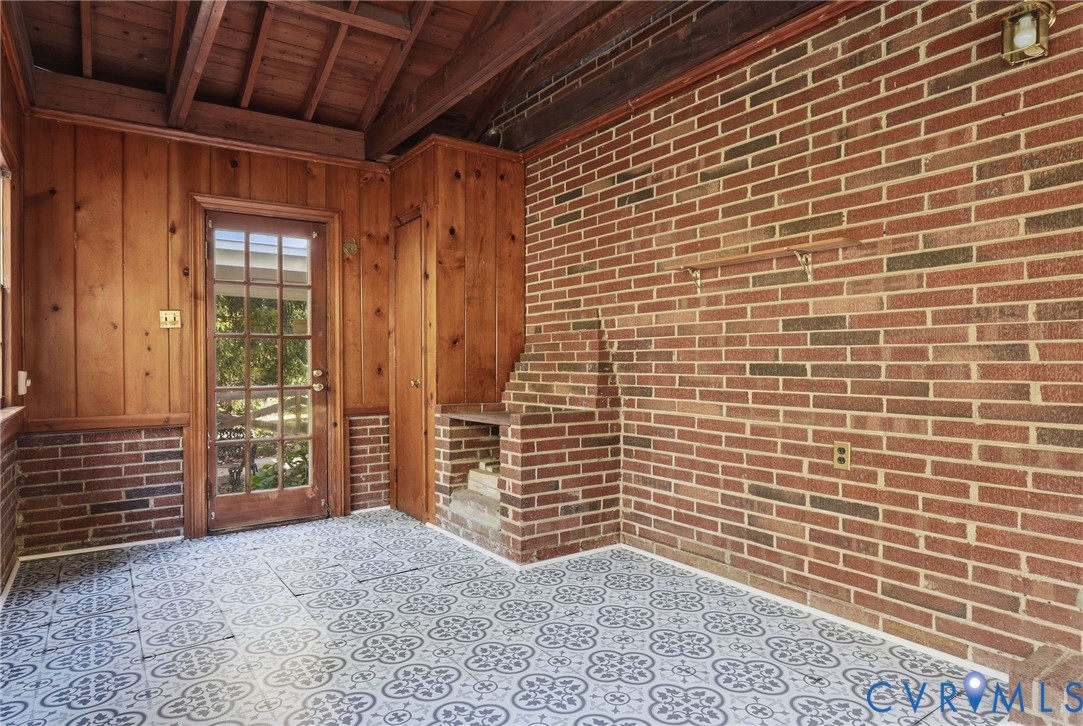 Enclosed porch (190 sq ft not included in square footage)