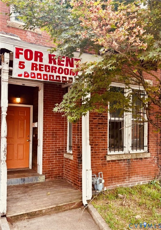Fan Location single family home, red brick exterior.