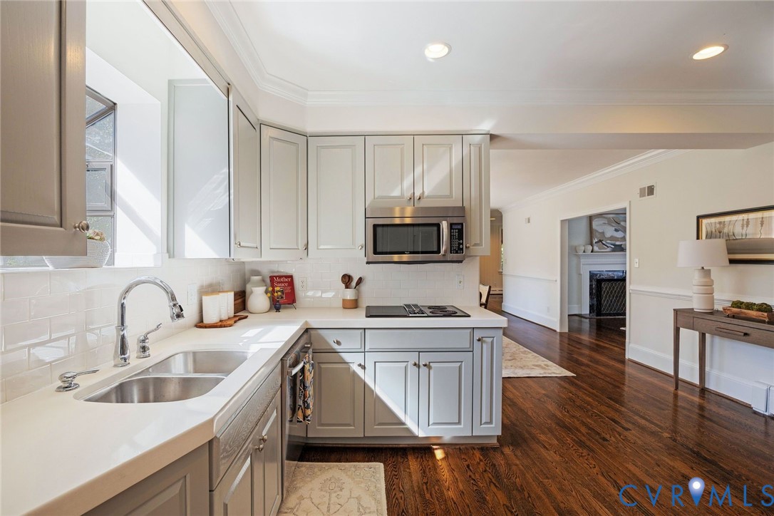 The ideal open flow to keep the home chef in the conversation.