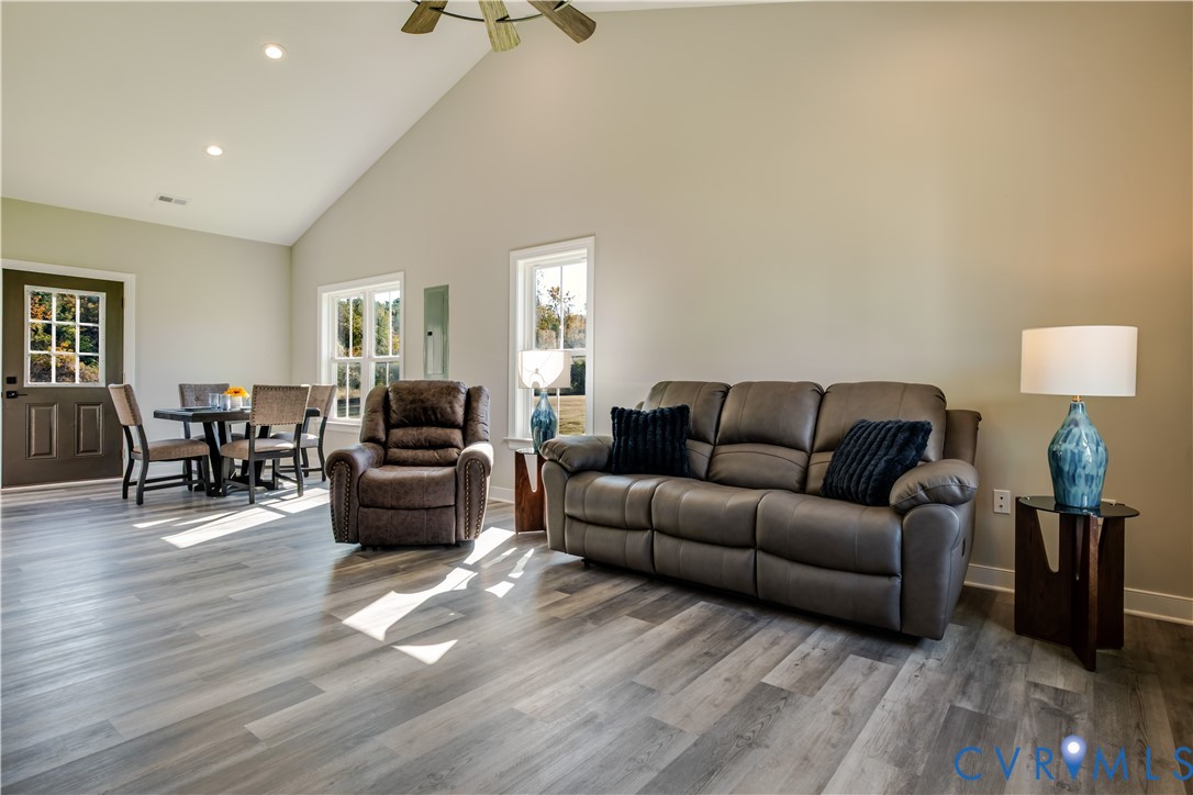 Vaulted ceiling, open to dining area