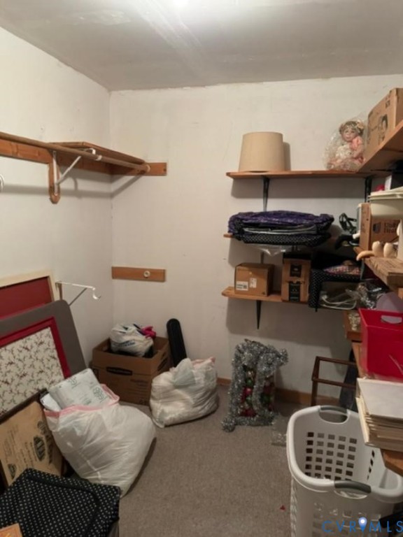 WALK-IN CLOSET BEDROOM 2