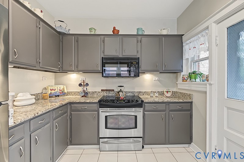 Electric SS GE Profile oven with microwave above.