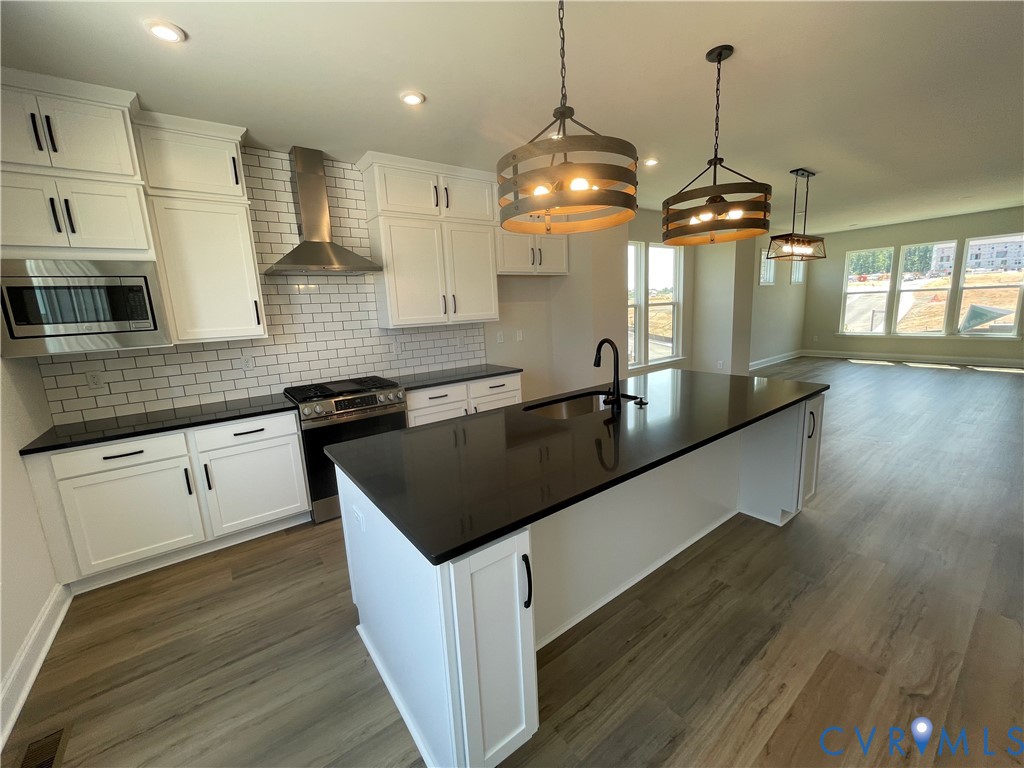 Sneak Peek! Here's a look at the beautiful finishes in 16104 Esteem Way! Sneak Peek! Here's a look at the beautiful finishes in 16104 Esteem Way!
