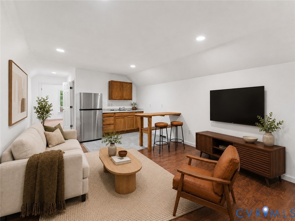 VIRTUAL STAGE OF UPSTAIRS APARTMENT