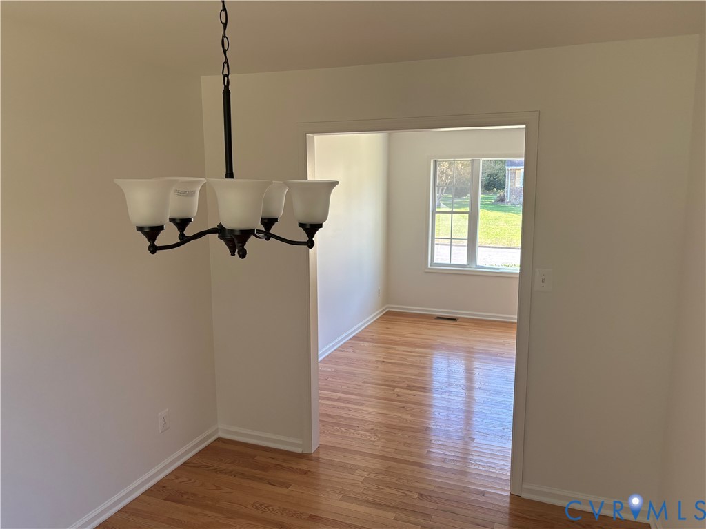 Dining room Wood-finish flooring