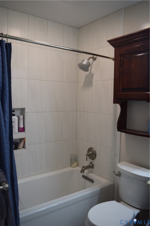 Upstairs full bath with deep soaking tub.