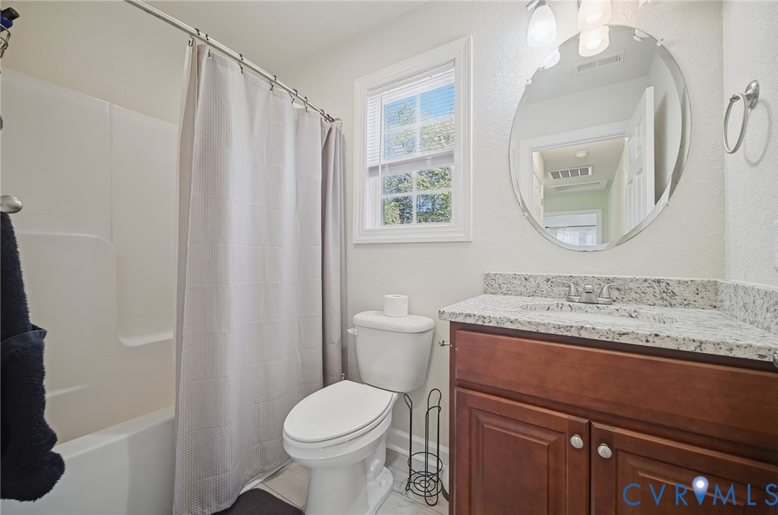 2nd level hall full bath