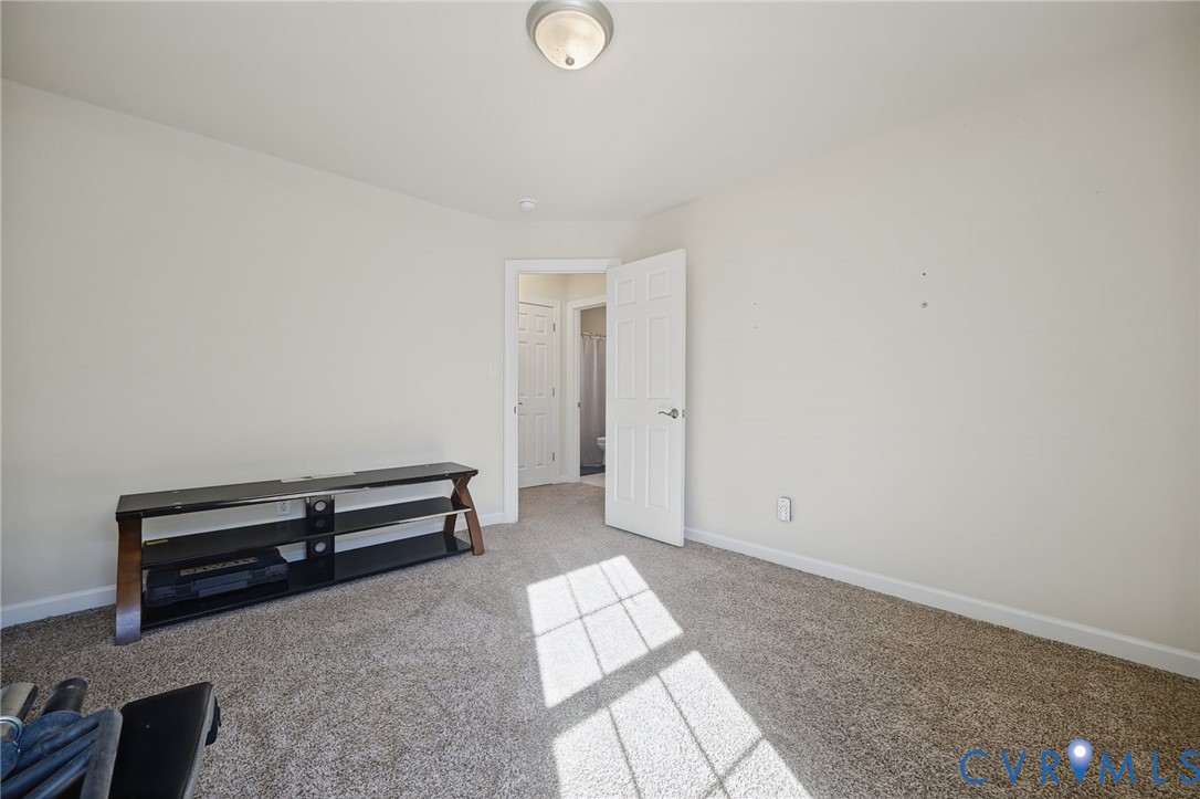 2nd level hall full bath