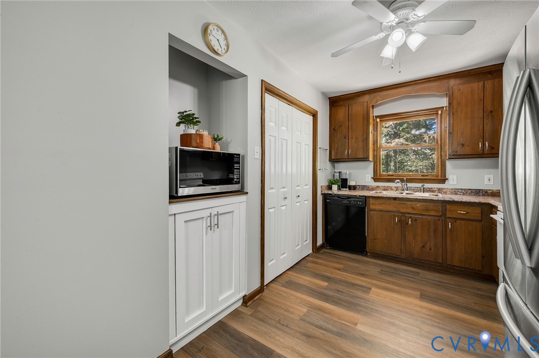 Trash compartment under microwave
