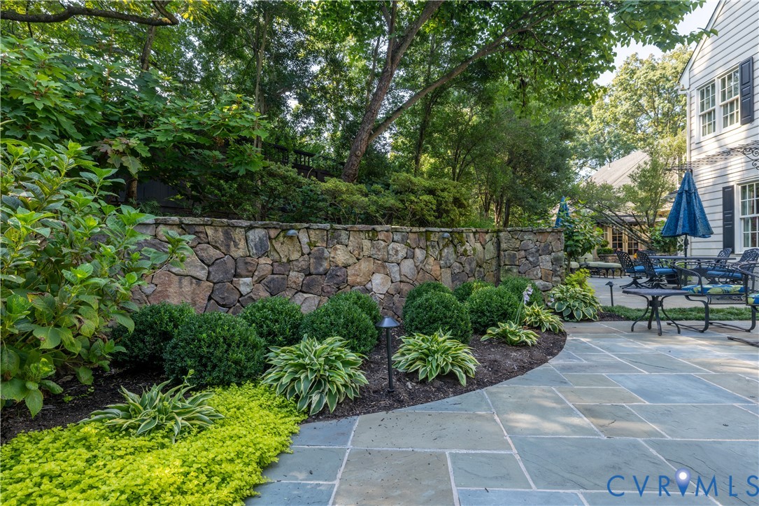 Ideal spot to the right for outdoor dining room table