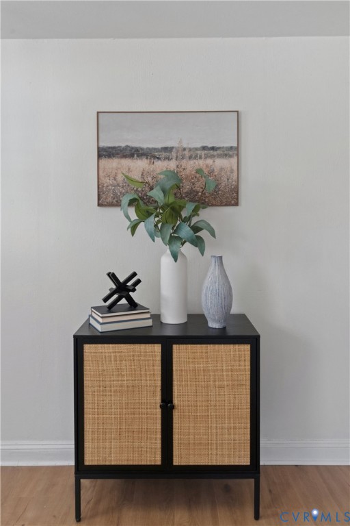 Wood-finish flooring with a light wall color Wood-finish flooring with a light wall color