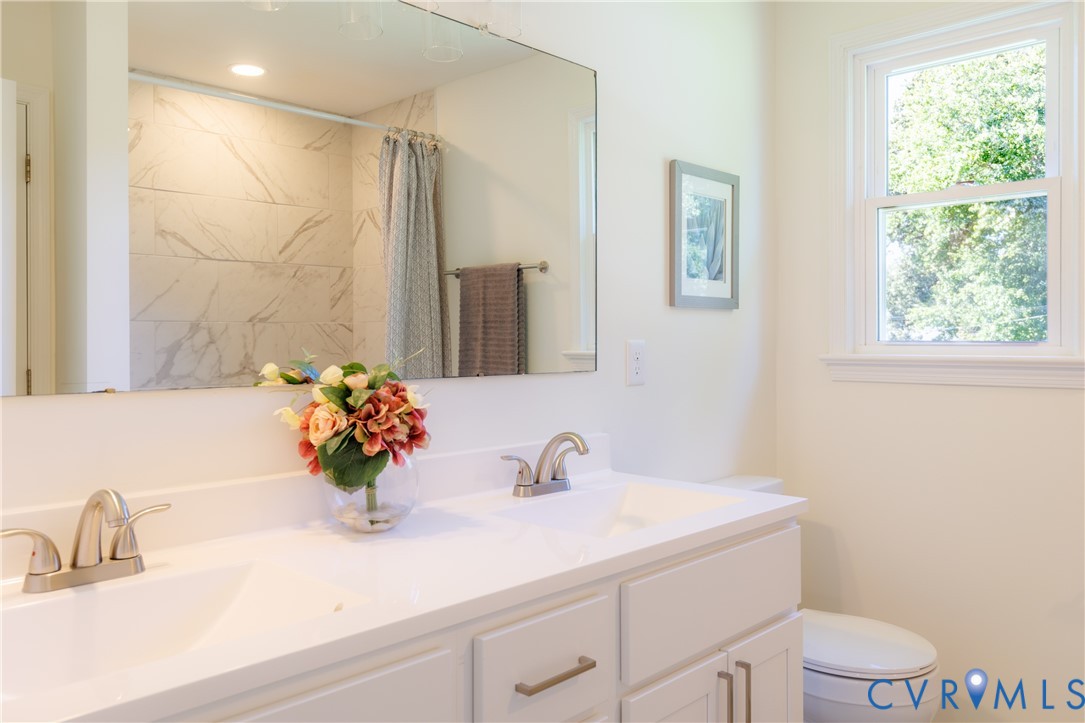 Hall bath with double vanity