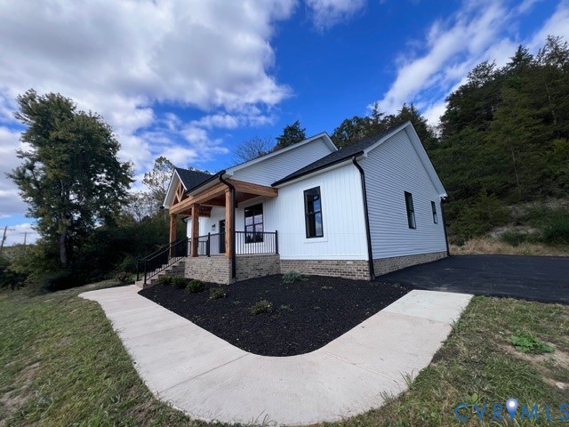 560 East Main Street, Scottsville, VA 24590