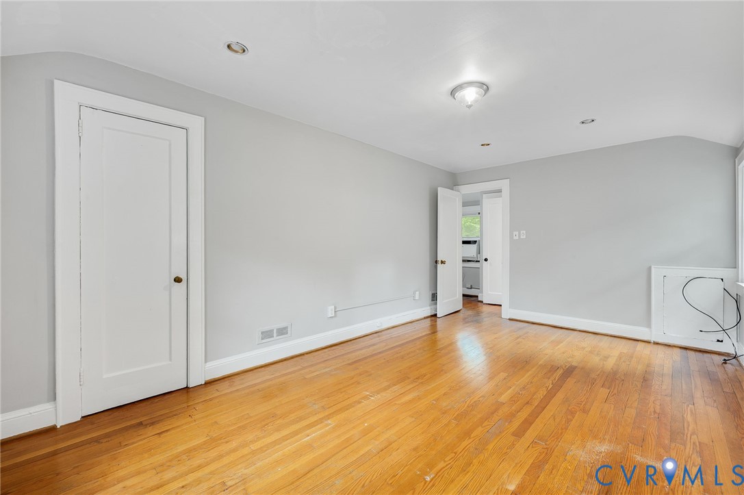 Hardwood flooring, neutral wall paint, recessed lighting, and solid core interior doors