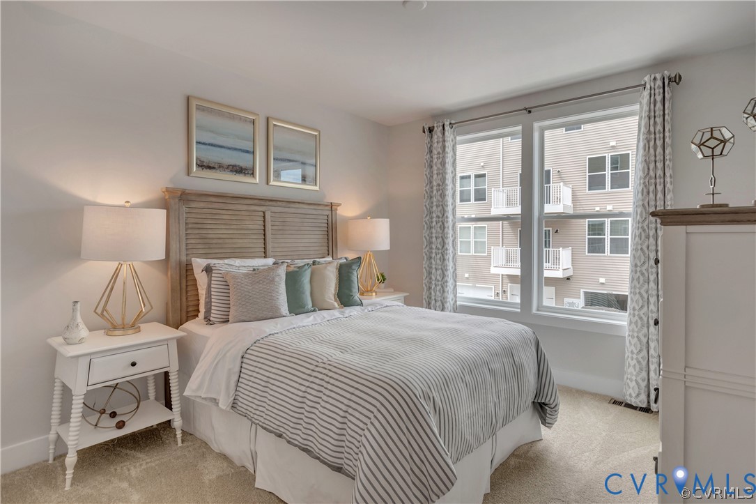 Neutral-toned carpeting, dual-pane windows with grid detailing, and an expansive window configuration