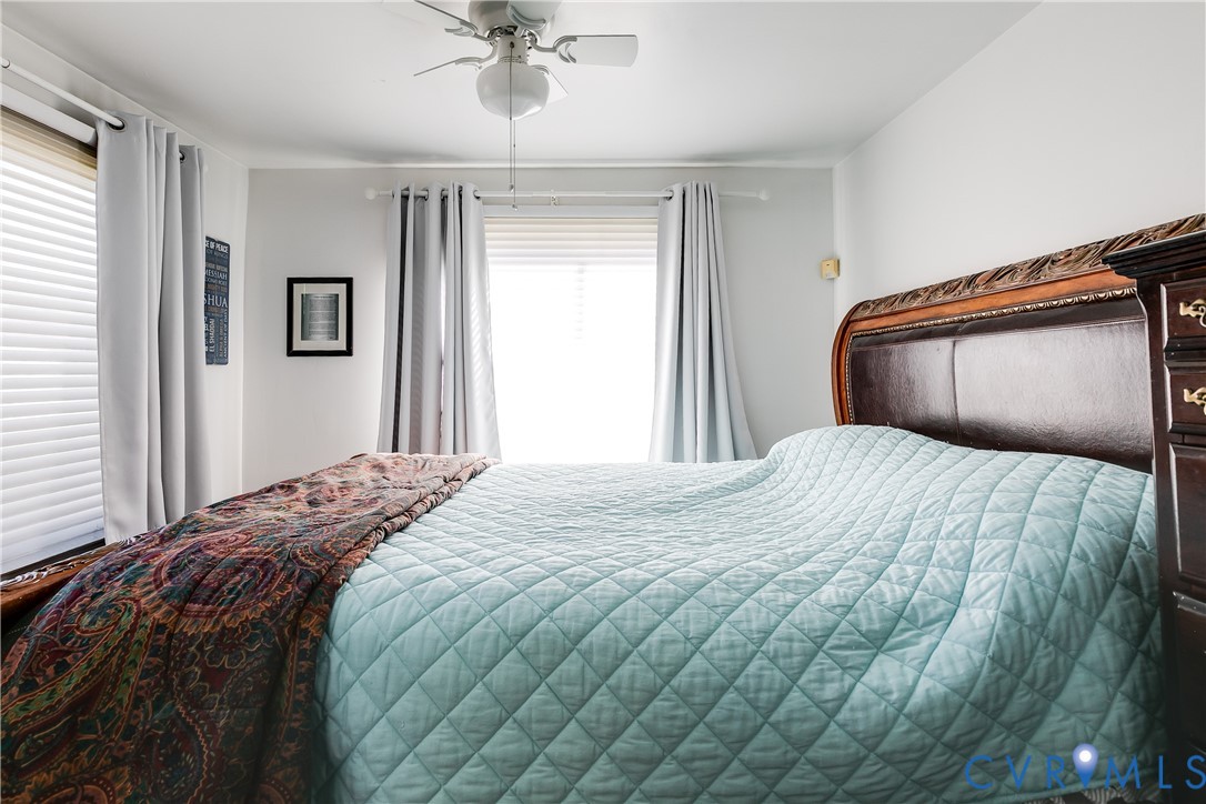 Ceiling fan with integrated light fixture and neutral-toned wall finish