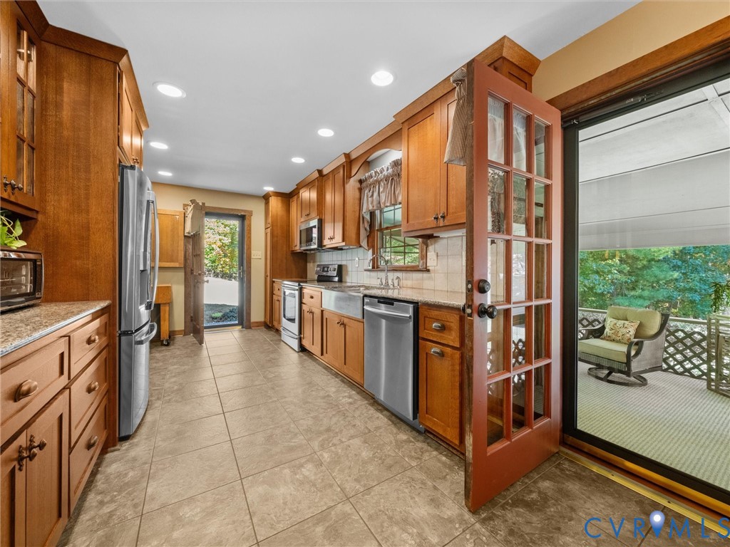 ACCESS TO THE SCREENED PORCH
