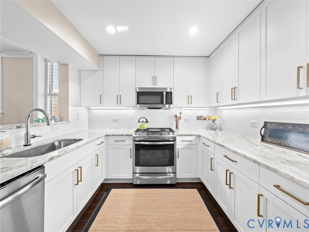 Kitchen has granite counter, GE appliances including gas cooking.