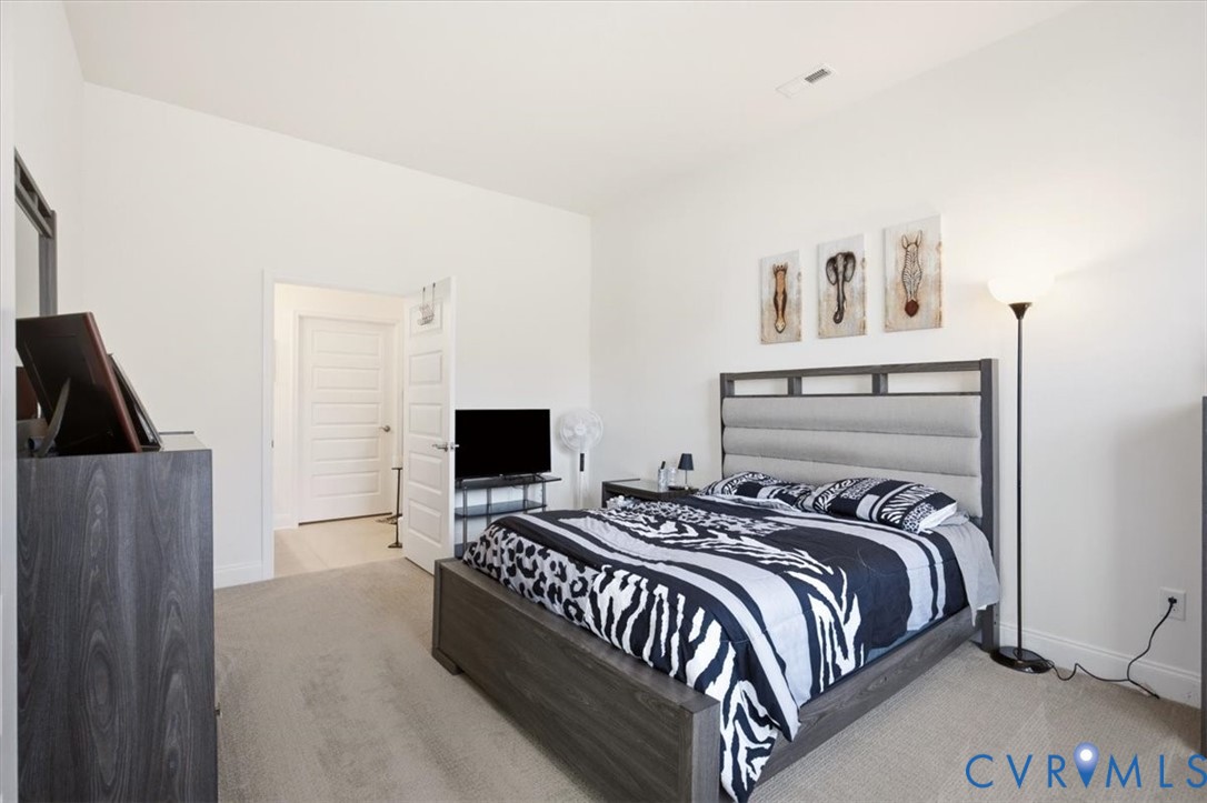 Neutral wall coloring, high ceilings, and neutral carpeting