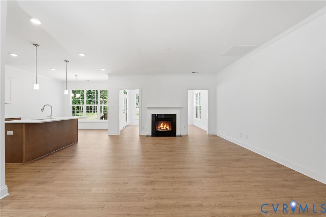 Shows optional fireplace Shows optional fireplace