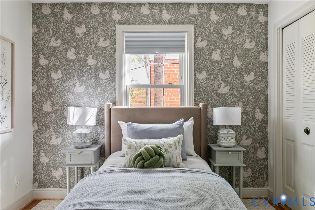 Patterned wall covering, double-hung window, and bi-fold closet doors with louvered panels