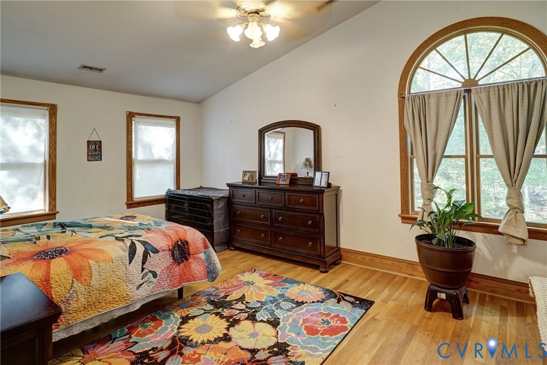 Large Palladian Window, Lots of Natural Light!