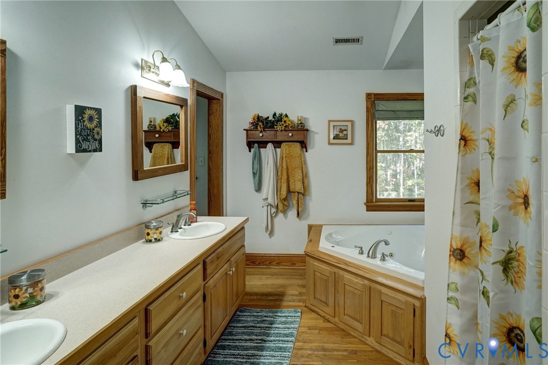 Hardwood Floors, Double Vanity, Jetted Tub