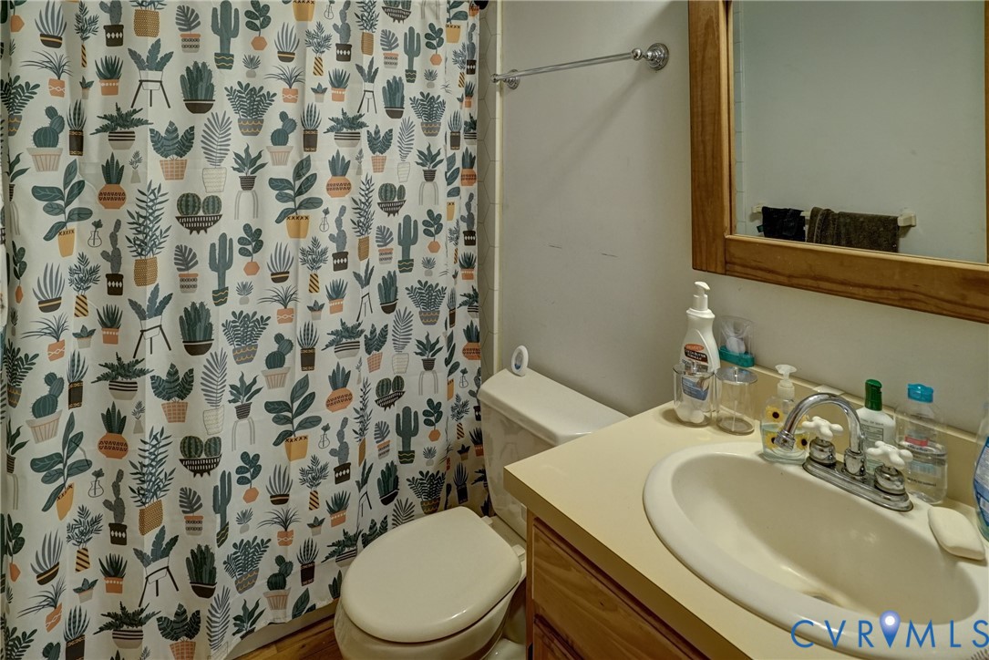 Additional Upstairs Full Bath w/Tub and Shower