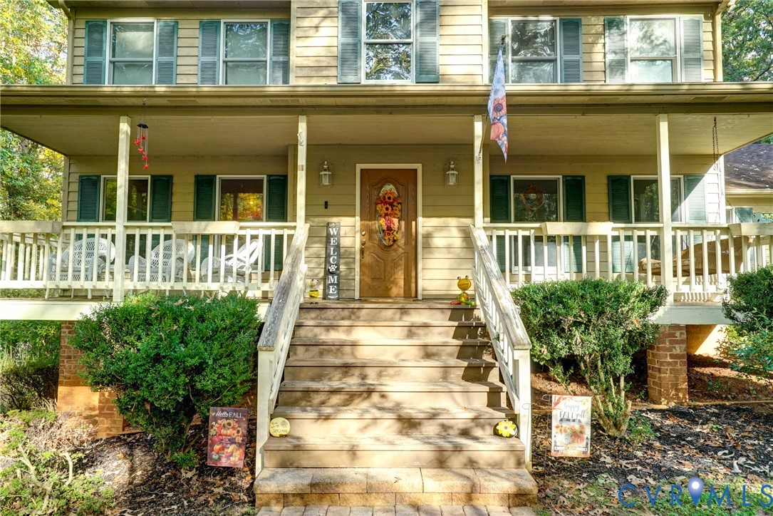 Front Porch has Lots of Seating Area - Perfect for a Porch Swing! Front Porch has Lots of Seating Area - Perfect for a Porch Swing!